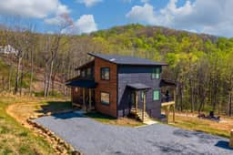 Hot Tub Cabin| Pizza Oven | 3 King Suites | Winery - Image 3