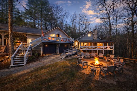 Near Toccoa River • Hot Tub • Fire Pit • Gameroom - Holiday Home - Image 1